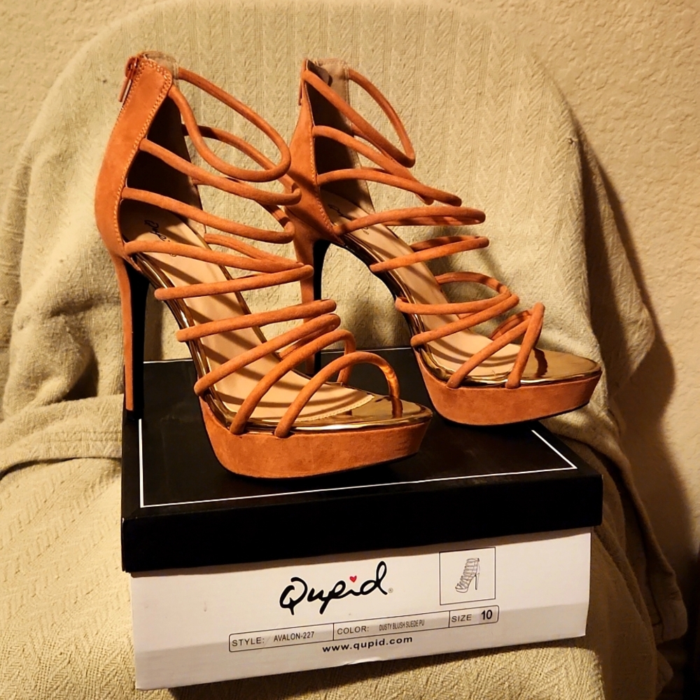 QUPID Strappy Blush Heels w/Gold Trim